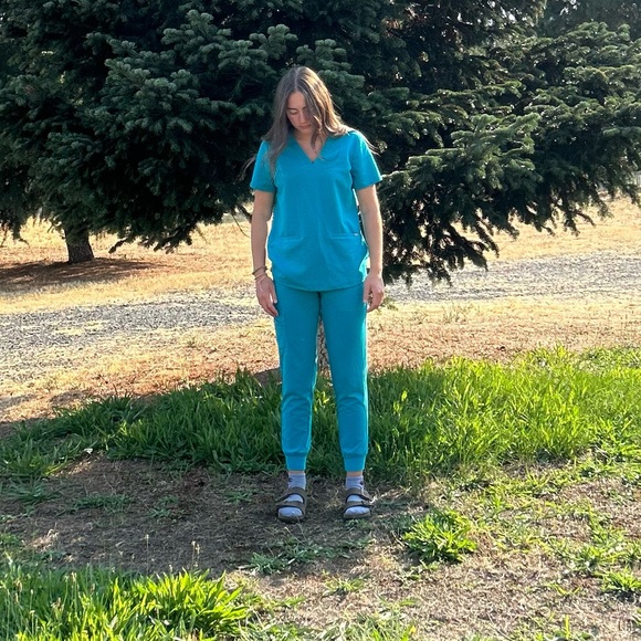 EUC small Figs scrub set - Picture 3 of 4